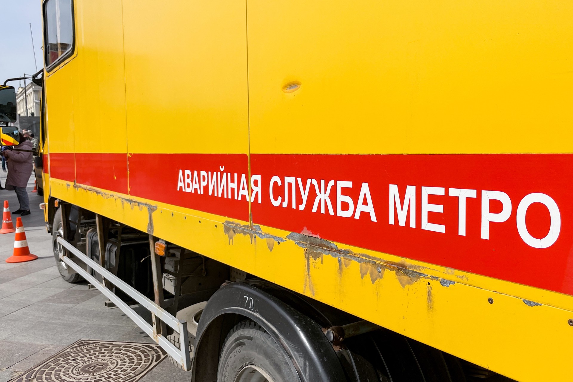 Поезд замер в дыму, люди шли по путям: что на самом деле произошло в московском метро