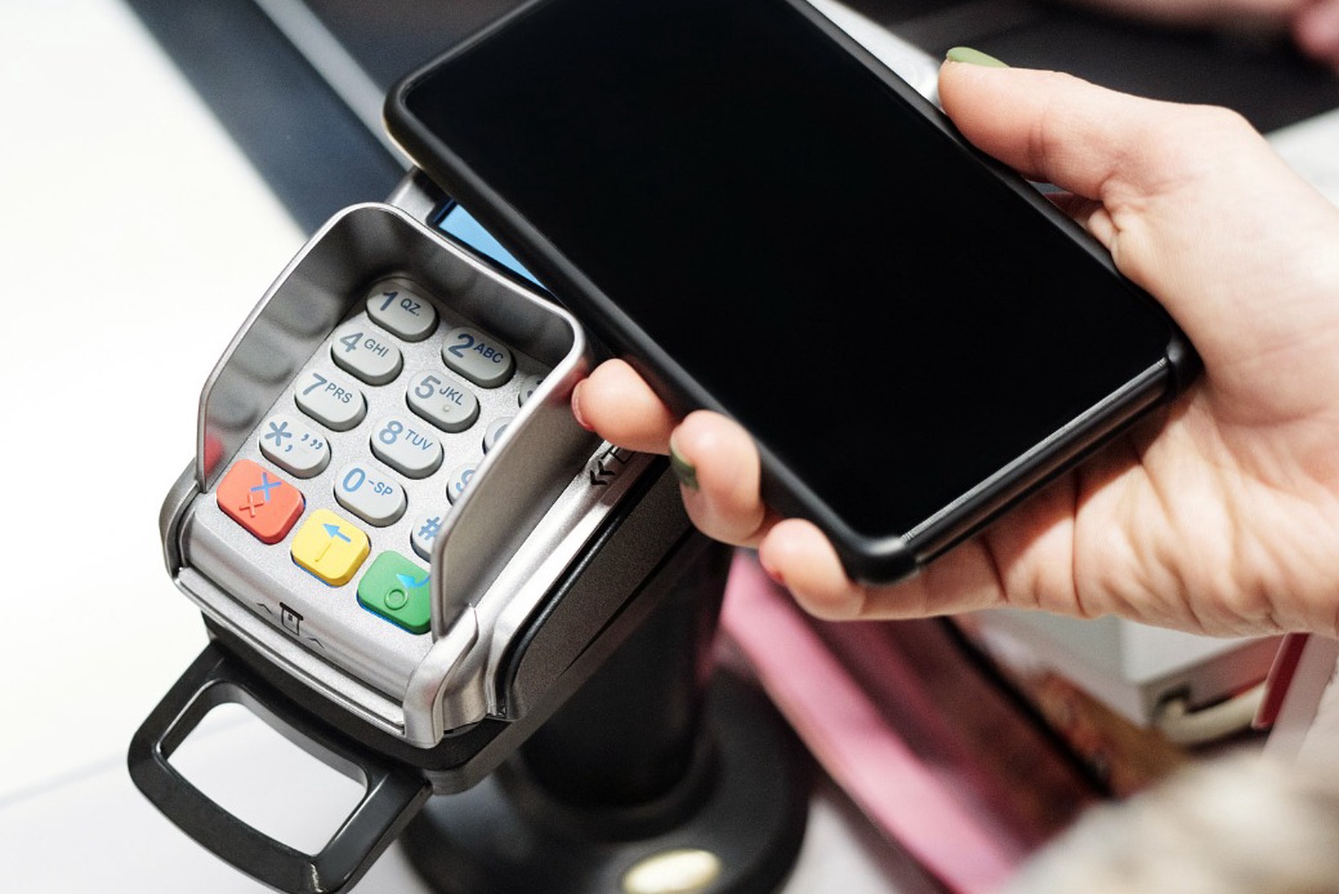 В России ускорился переход к цифровым платежам вместо карт