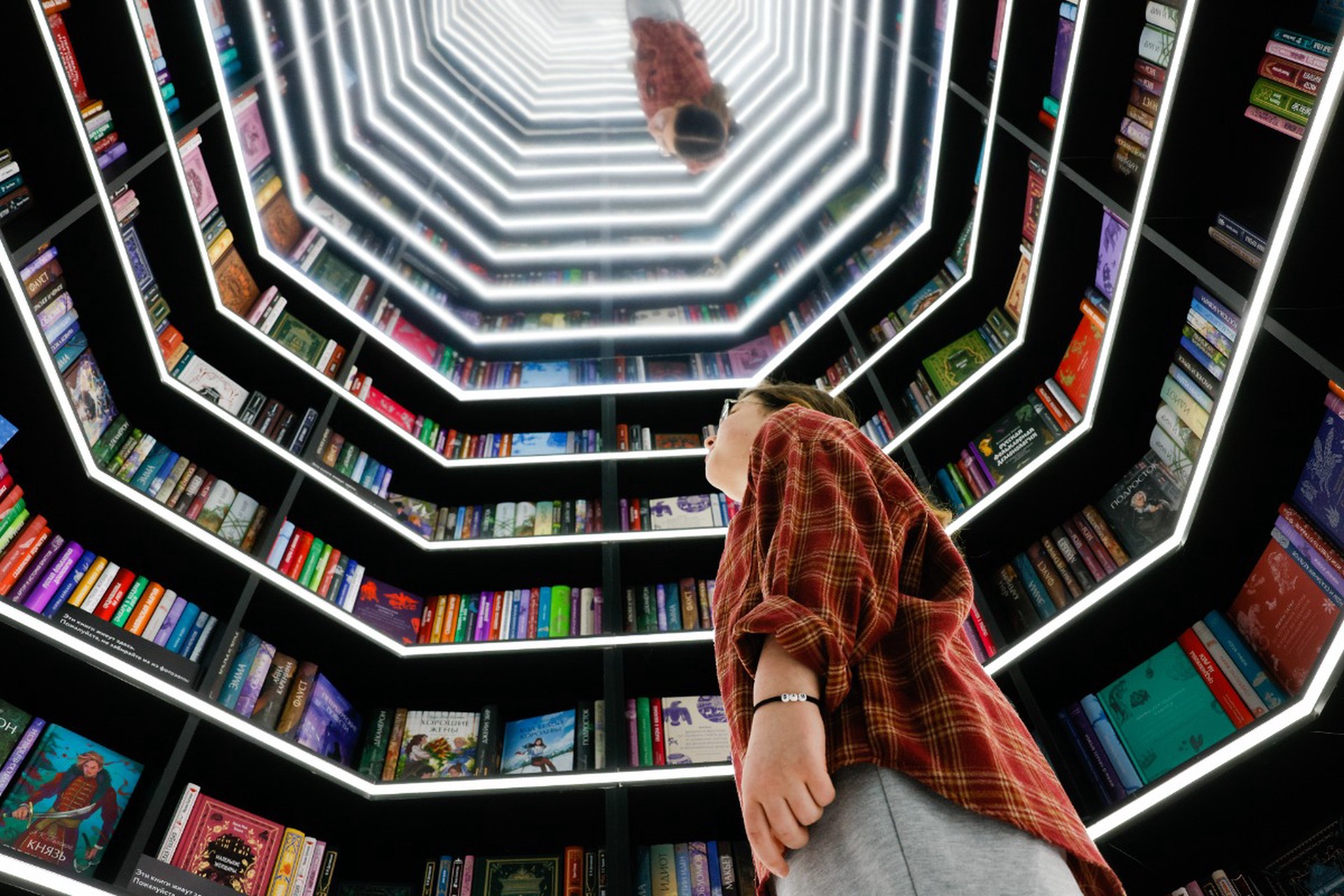 «Эксмо» трясут за ЛГБТ*-книги: обыски в Москве, задержание гендиректора