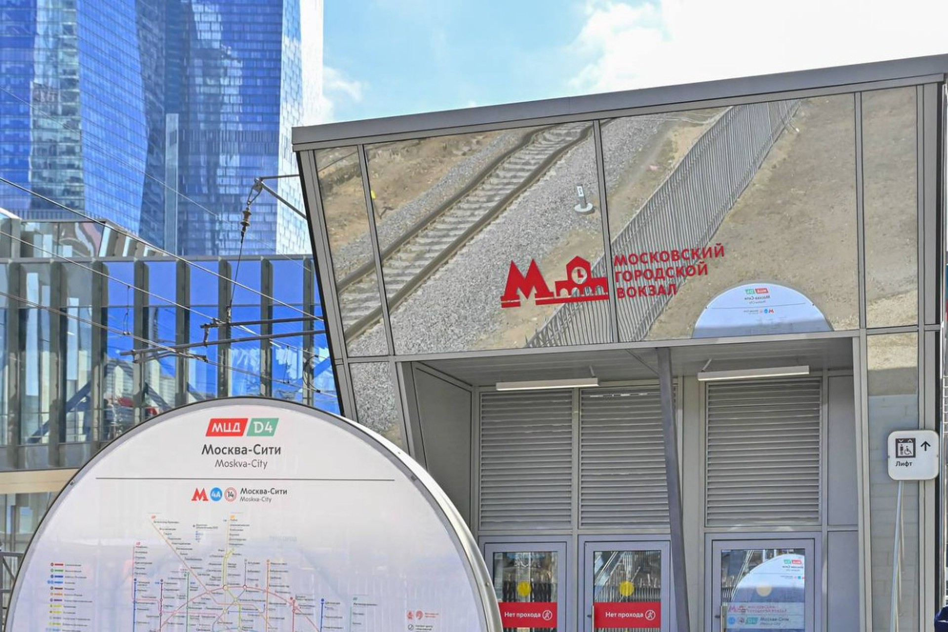 Мужчину зажало между вагоном и платформой на МЦД