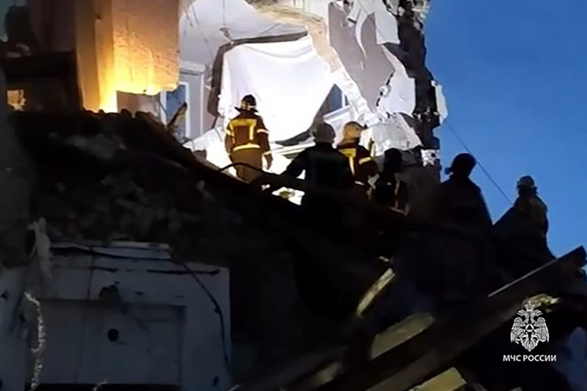 Тела двух погибших извлекли из-под завалов дома в Сызрани