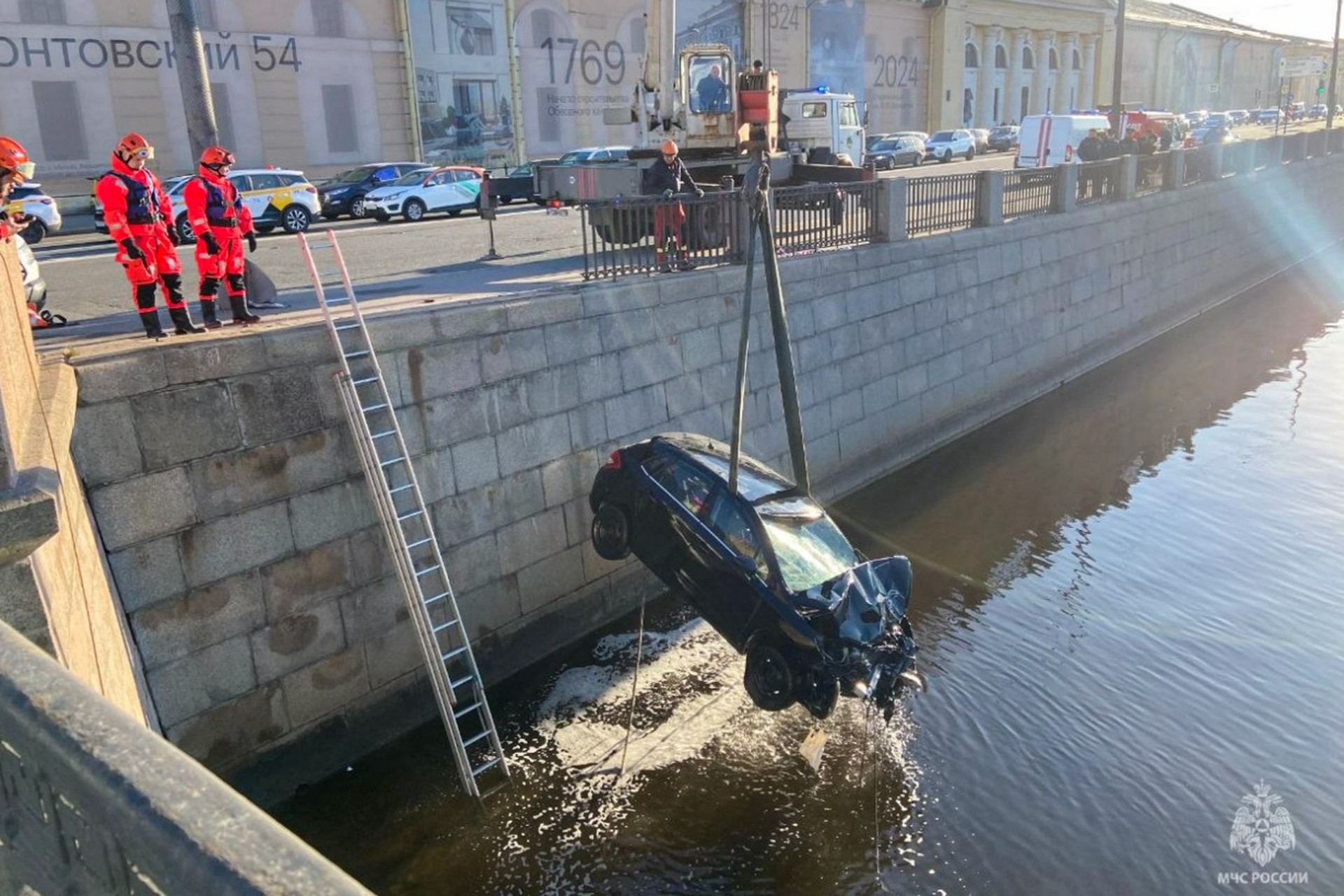 Легковушка сбила пешехода и улетела в Обводный канал