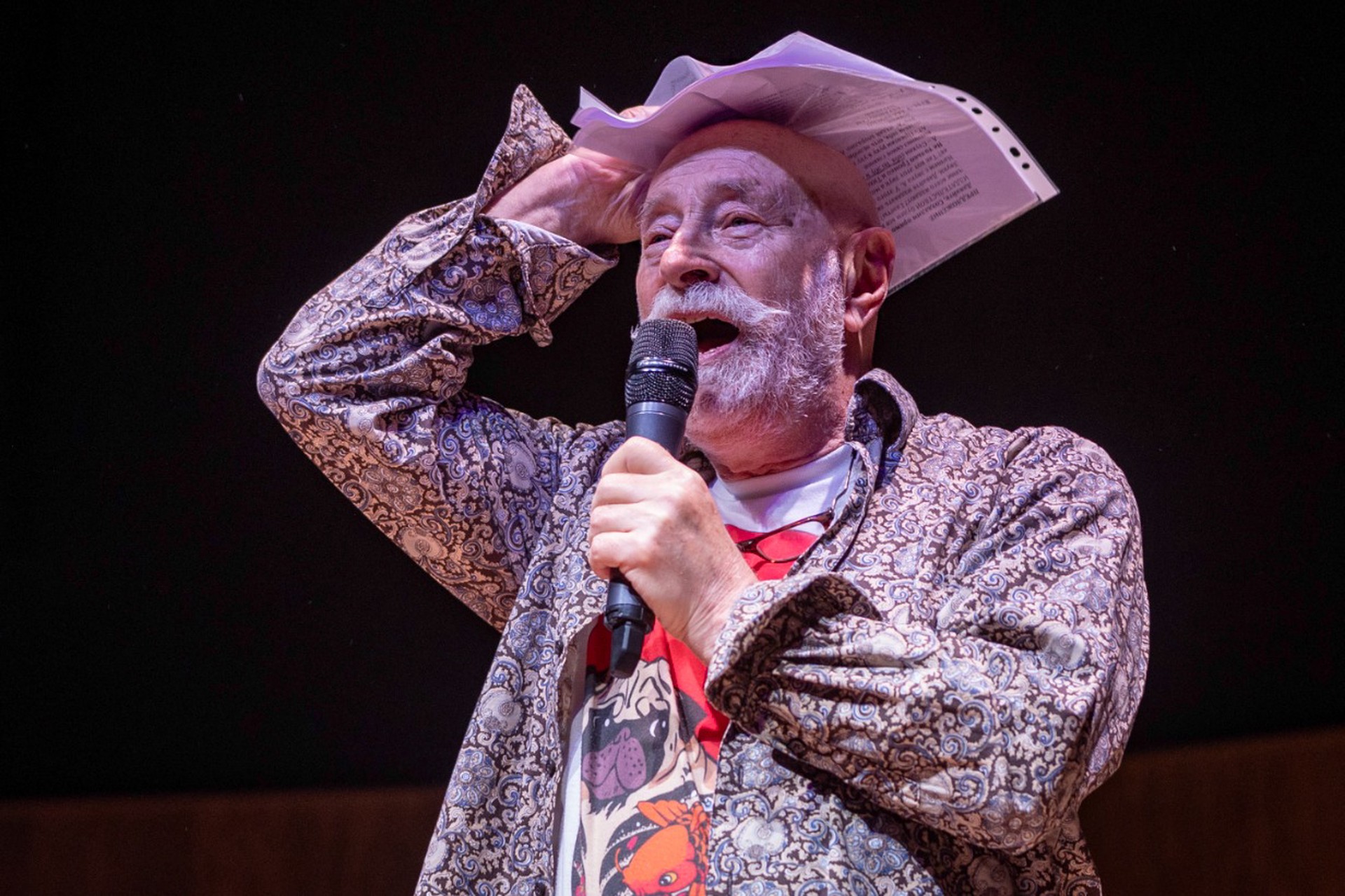 Писателя Остера призвали отказаться от российских наград