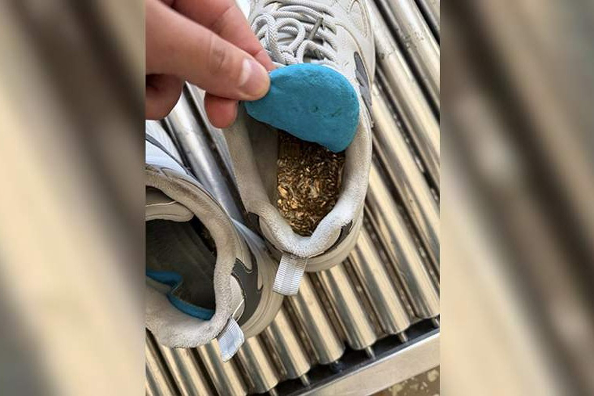 Иностранец пытался спрятать золото под стельками на границе с Китаем