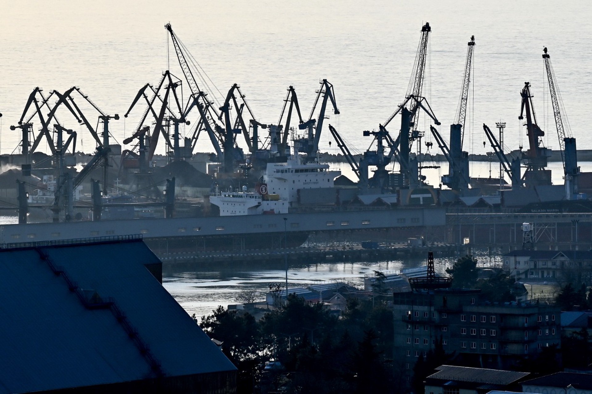 Новых нефтяных пятен в Черном море не выявлено