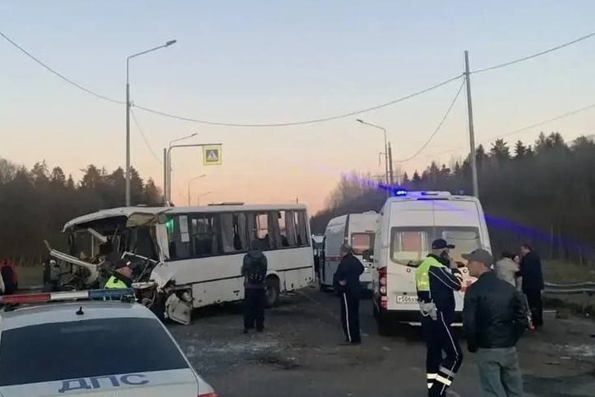 Автобус столкнулся с фурой в российском регионе: сколько человек пострадали