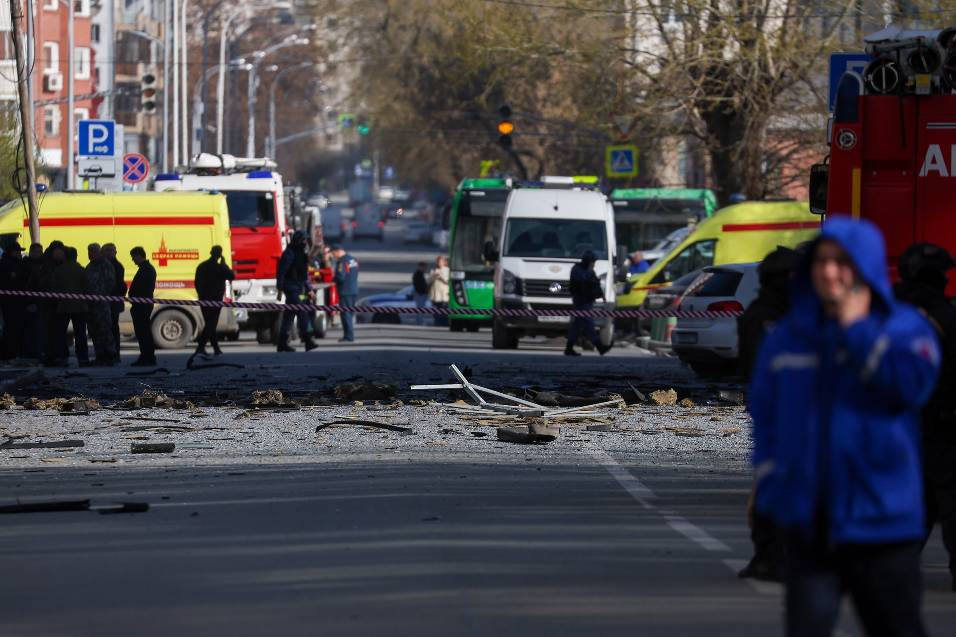 «Военное преступление» в центре Екатеринбурга: разрушенная многоэтажка, шесть пострадавших и 50 эвакуированных после атаки БПЛА 