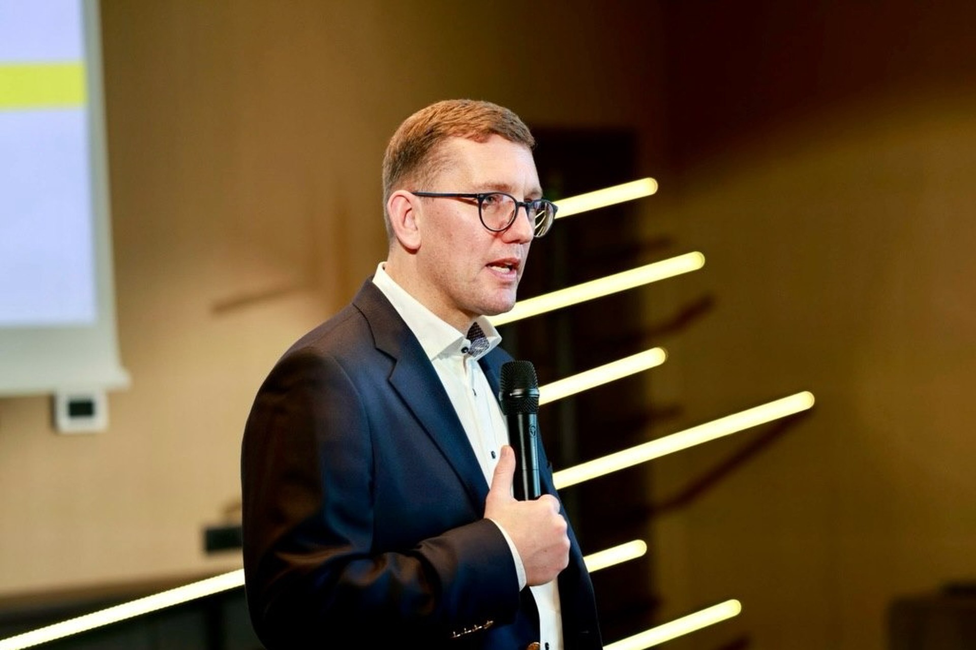 Премьер Эстонии предложил платить Украине за счет России