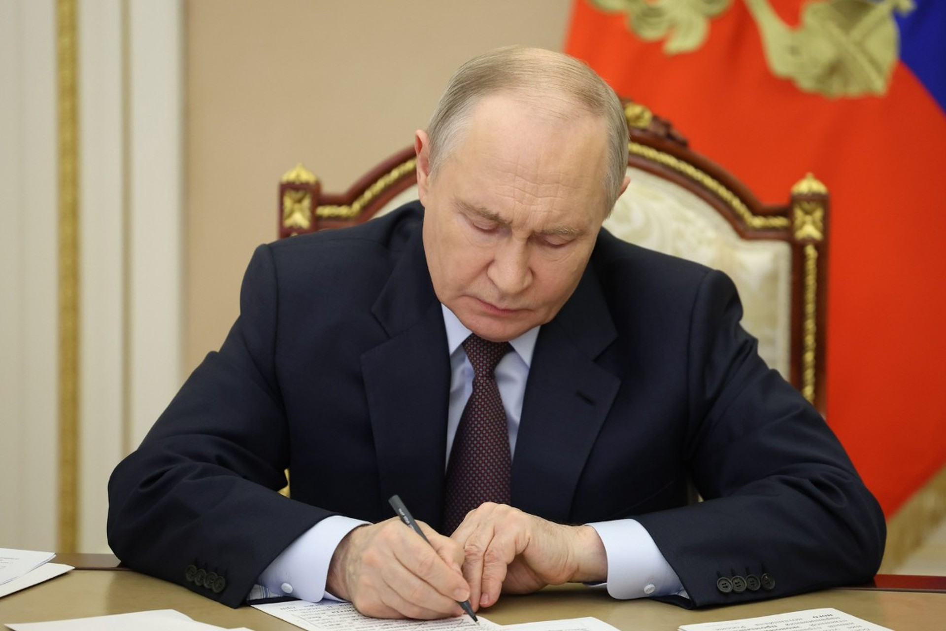 Путин подписал законы о поддержке семей военных и льготах для участников СВО