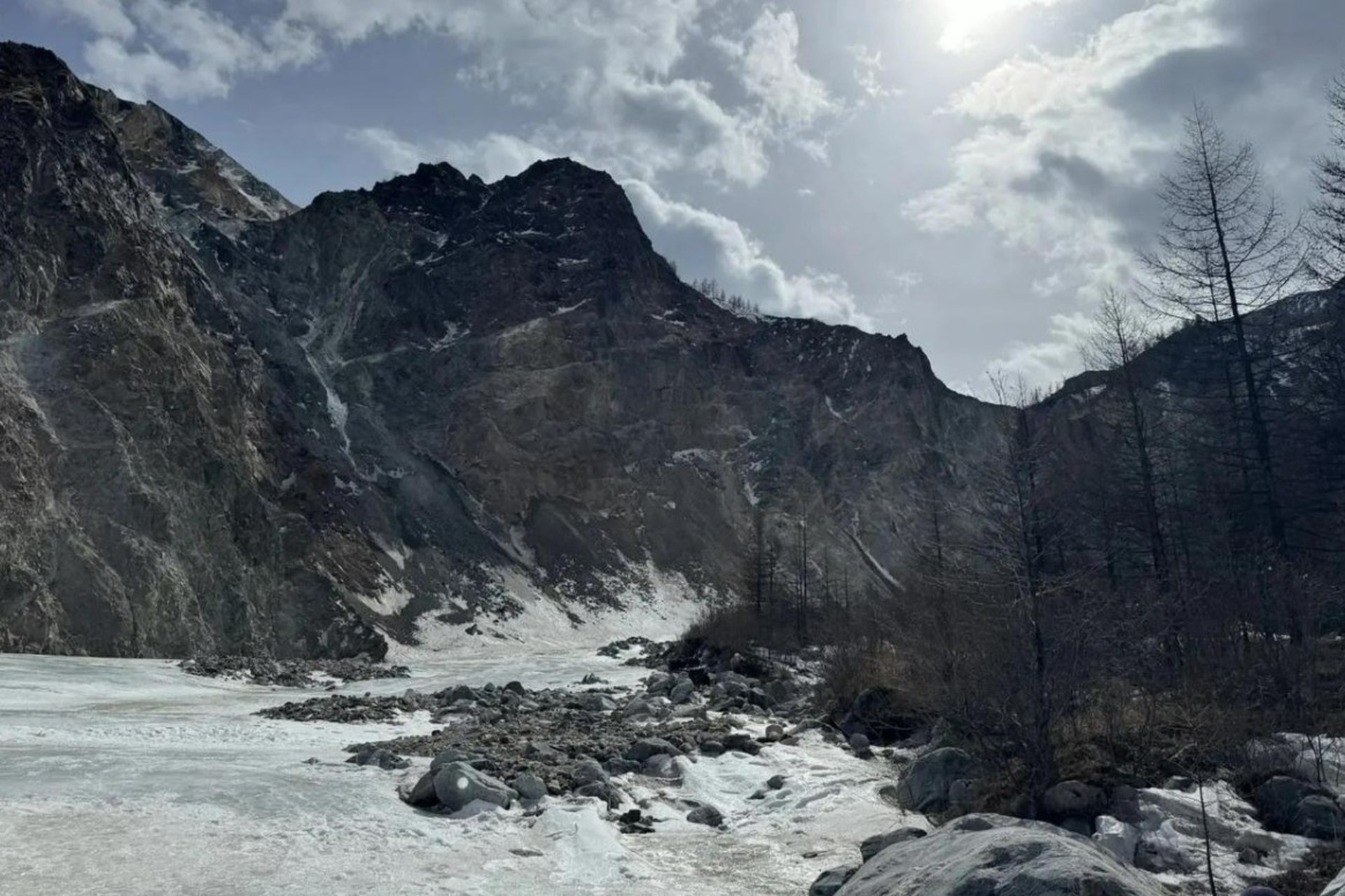 Гору Мунку-Сардык закрыли после новой гибели туристов