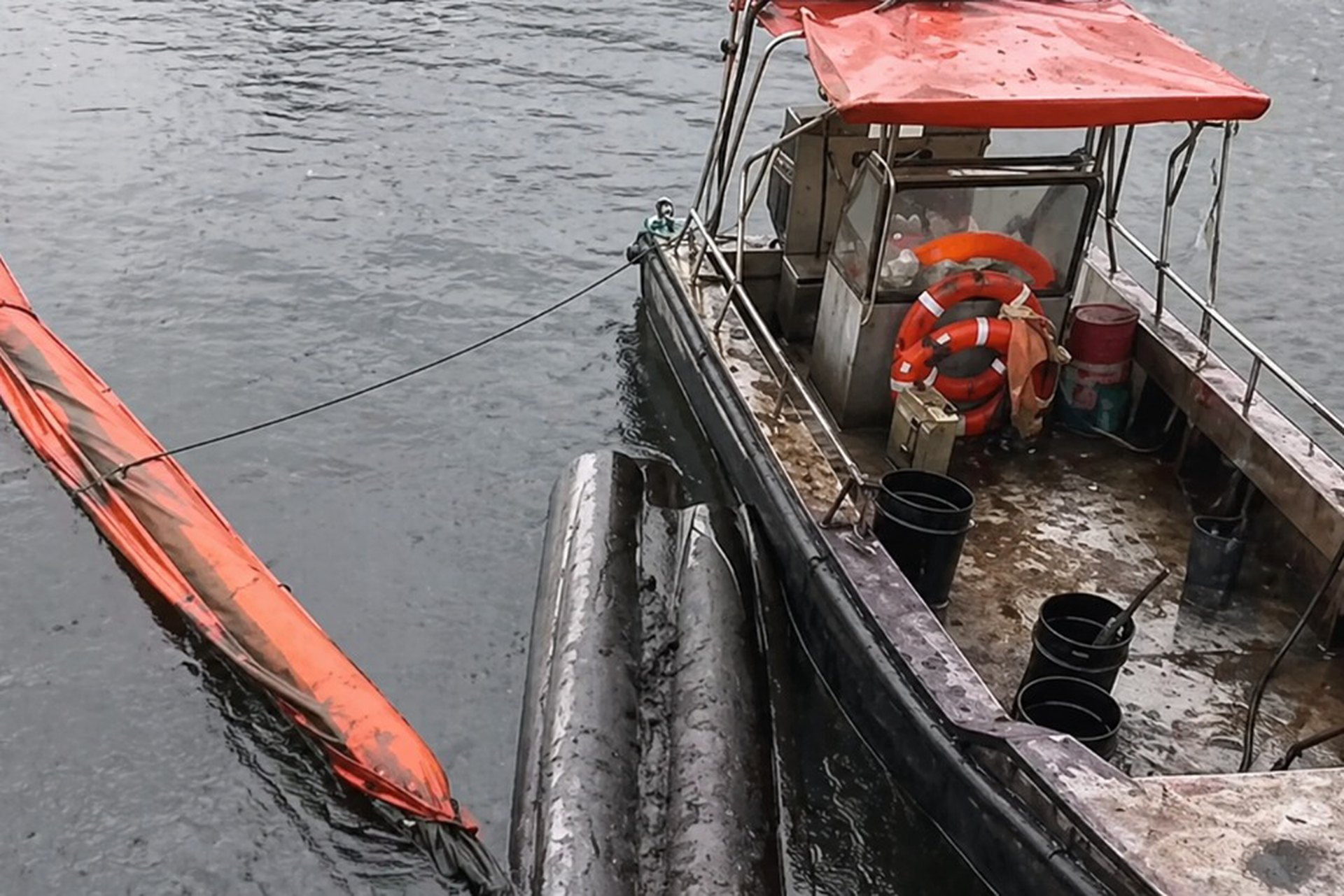 В Туапсе ликвидируют разлив нефти после удара дрона