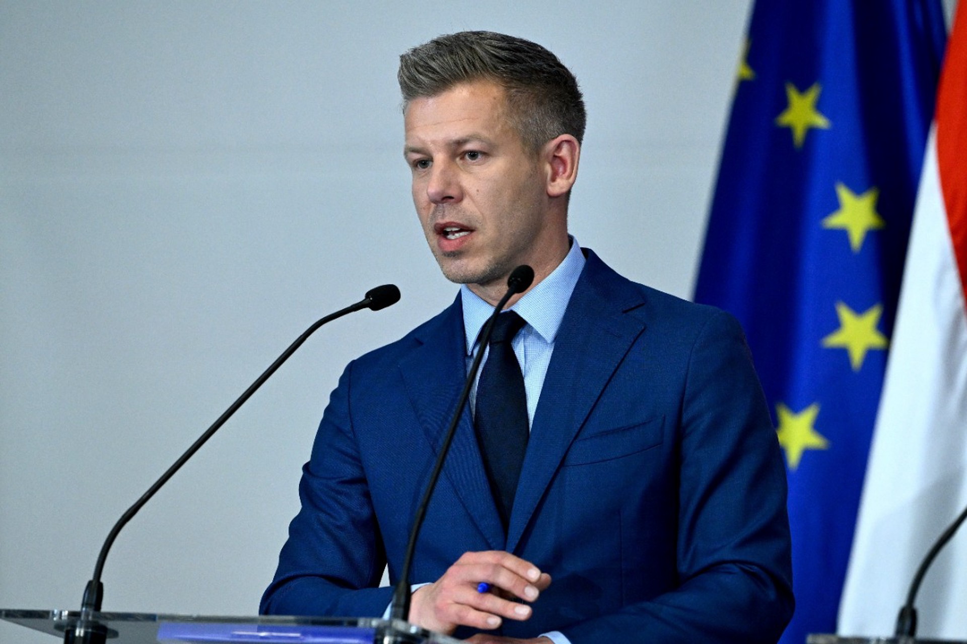 Мадьяр призвал не выпускать из Венгрии близких к Орбану бизнесменов