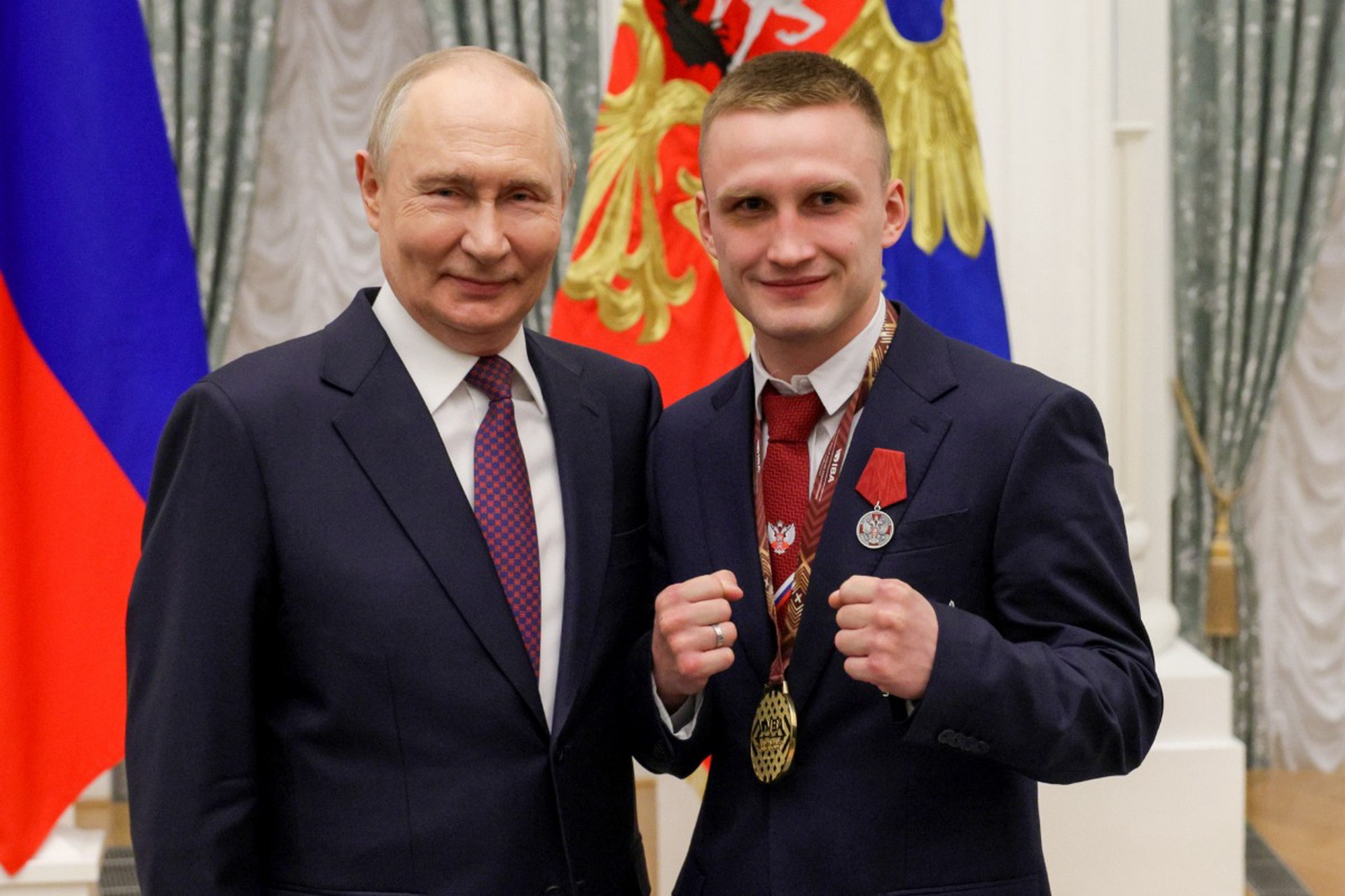 Путин в шутку посоветовал чемпиону мира по боксу кусаться на ринге