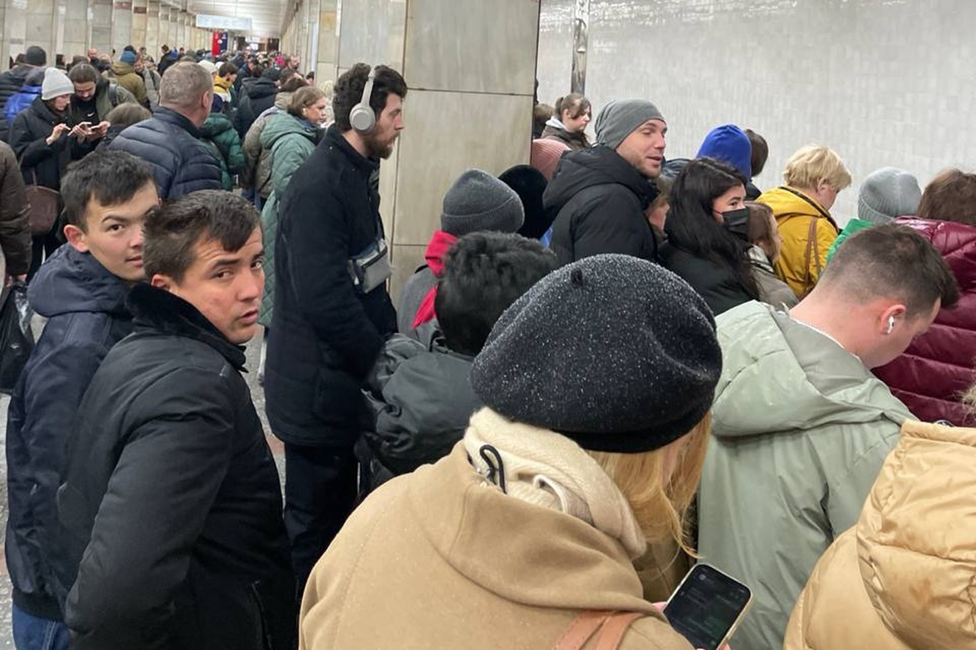 Снегопад вызвал огромные очереди в московском метро