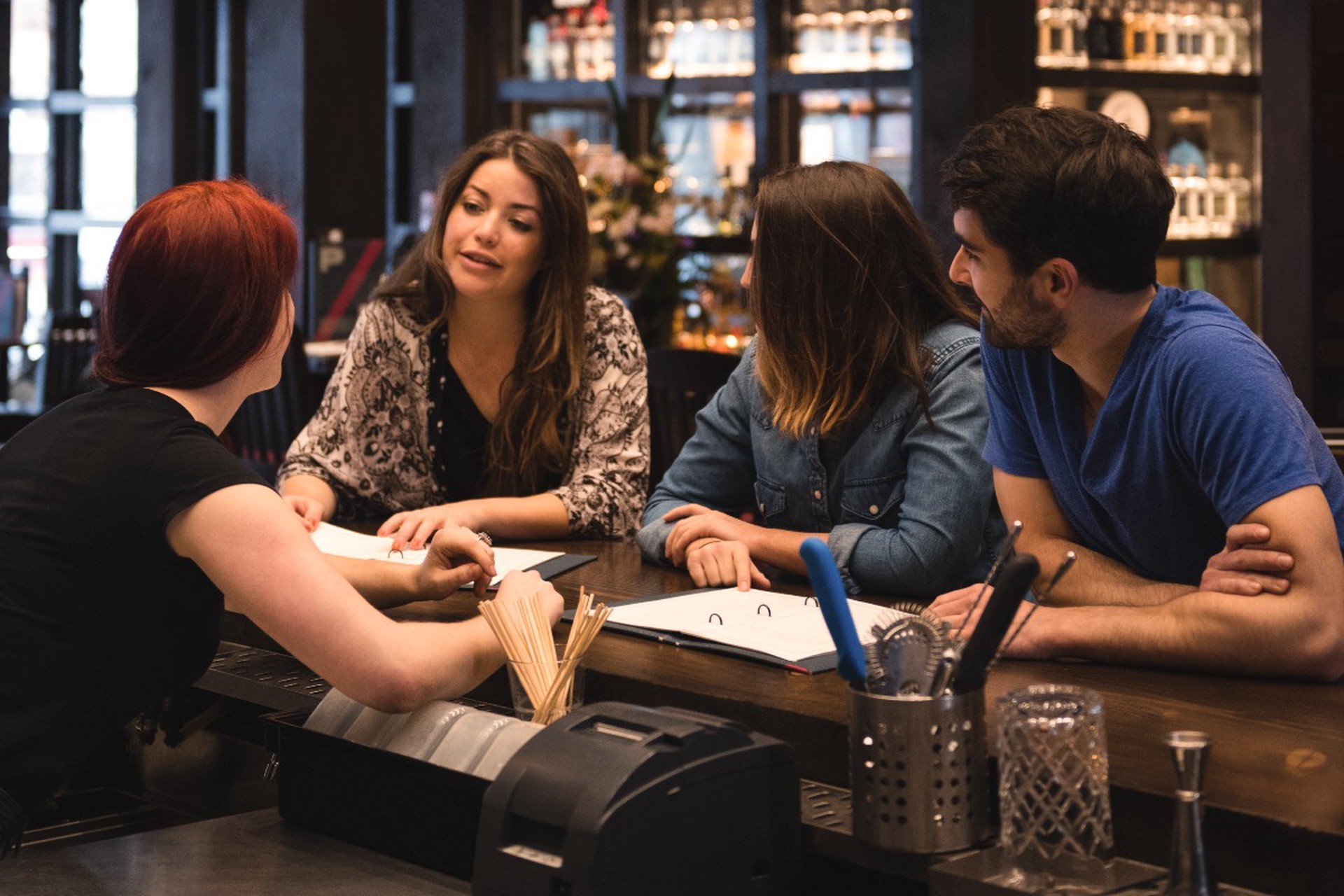 Россиянам напомнили о риске увольнения за сплетни о работе с друзьями