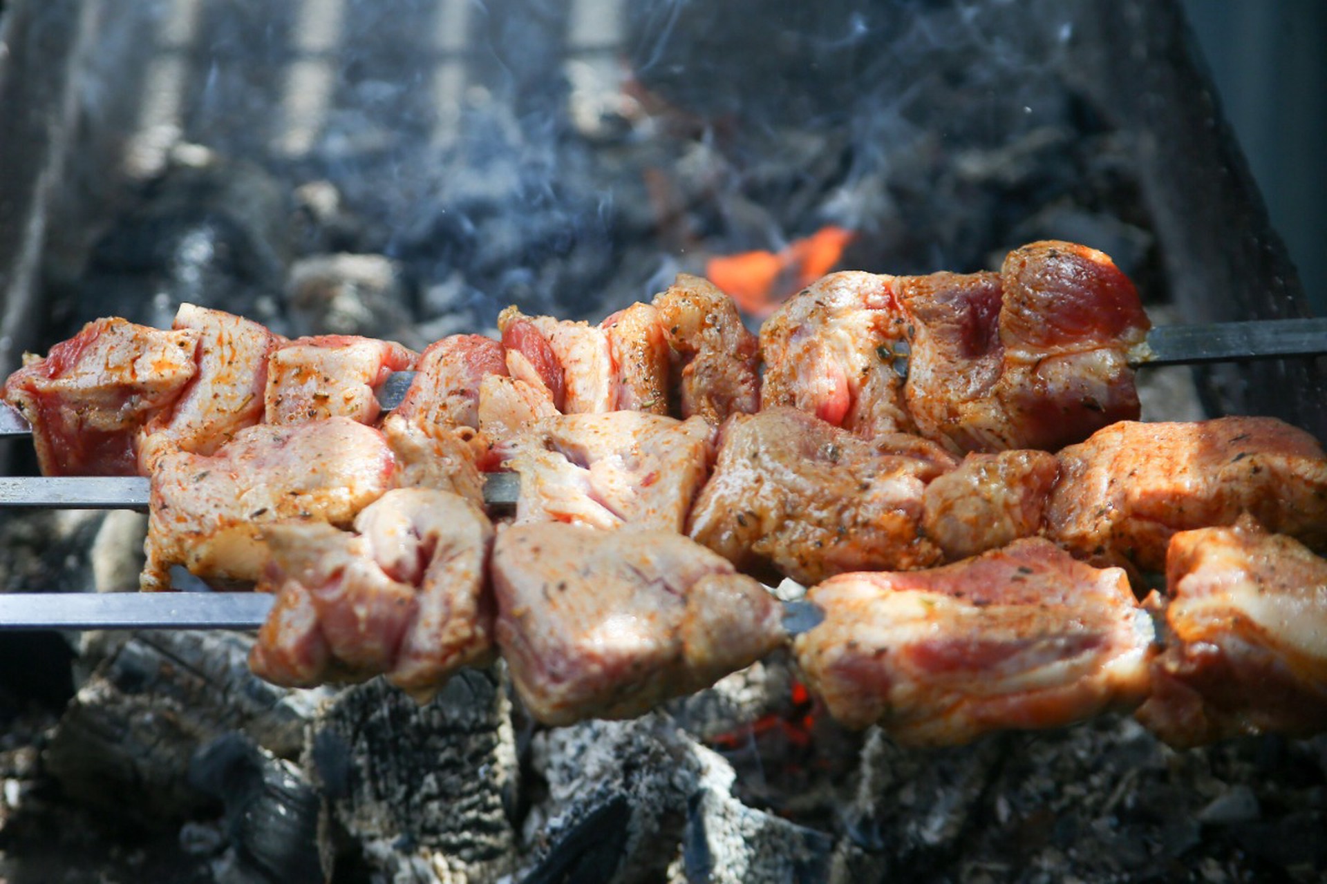 Диетолог рассказала, кому запрещено есть шашлык