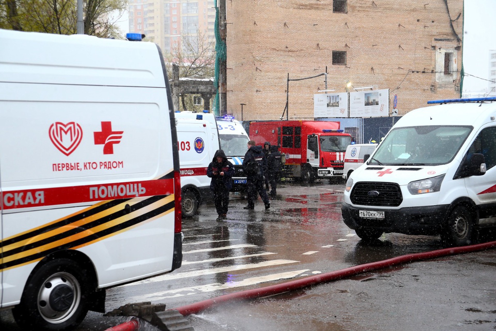 Число жертв пожара на стройке в Москве выросло до восьми