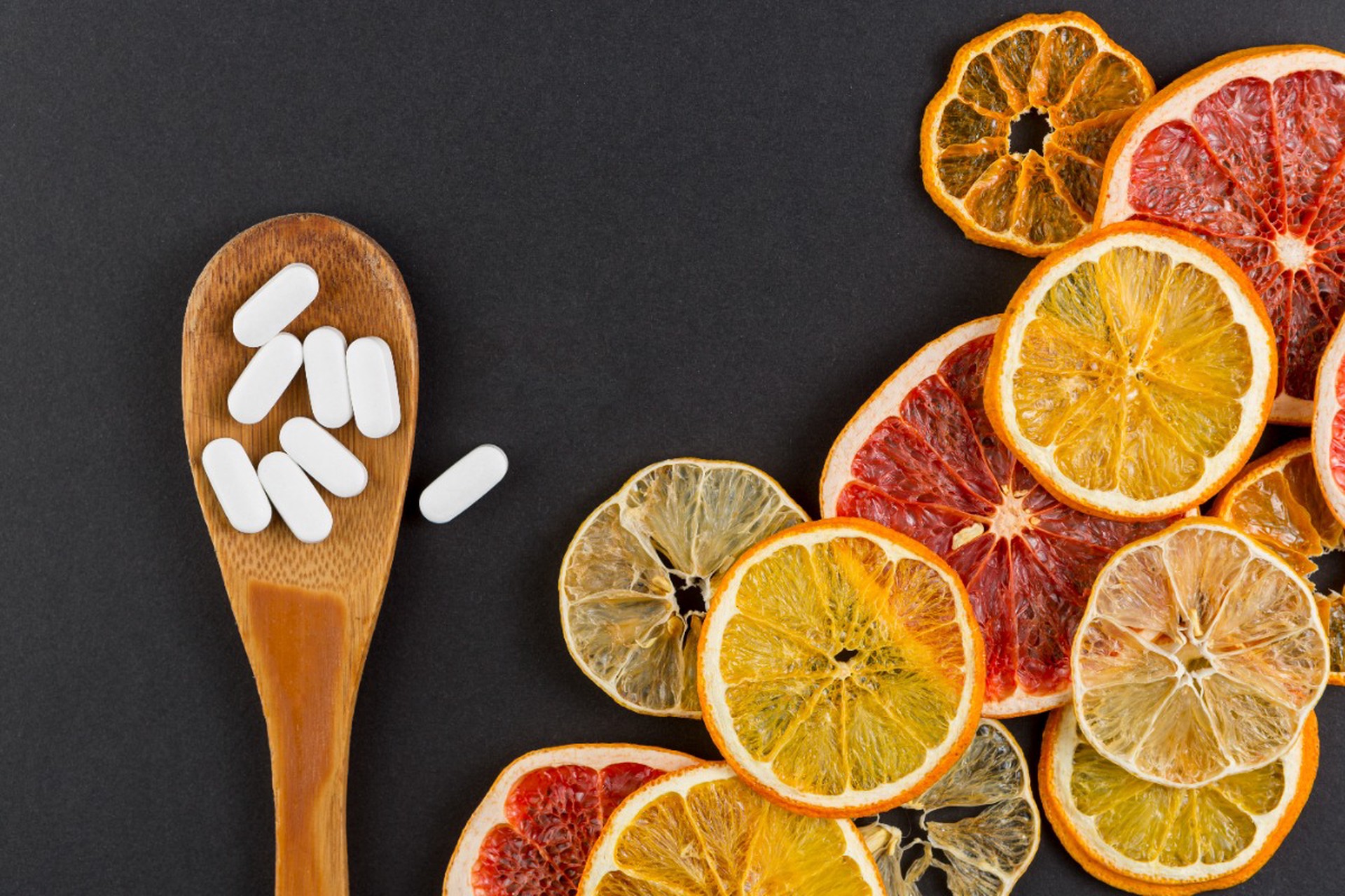 Врач рассказал, какие продукты опасно сочетать с лекарствами