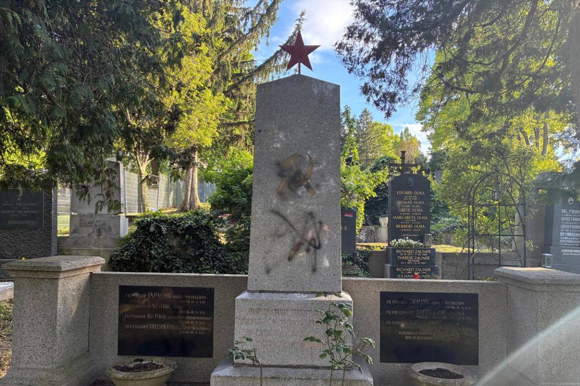 Австрийские вандалы осквернили память о советских освободителях: что произошло