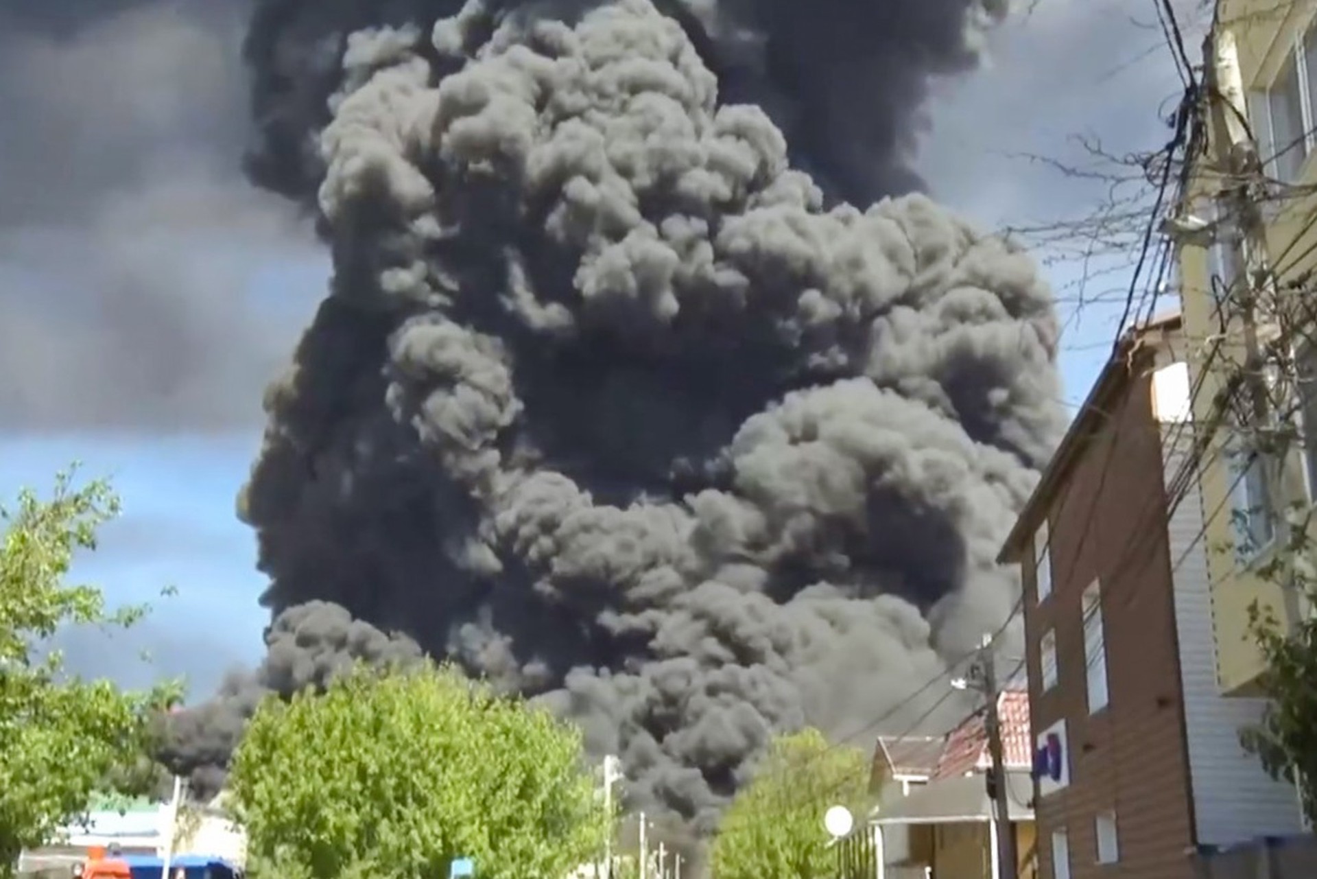 Огонь с нефтезавода перекинулся на жилой дом в Туапсе