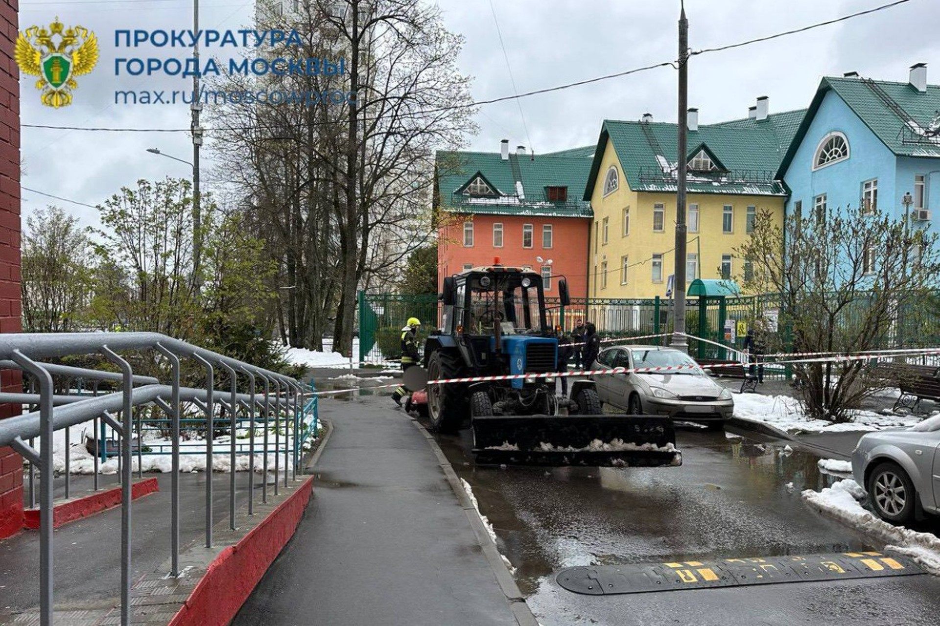 Ребенка замотало в щетку трактора в российском городе