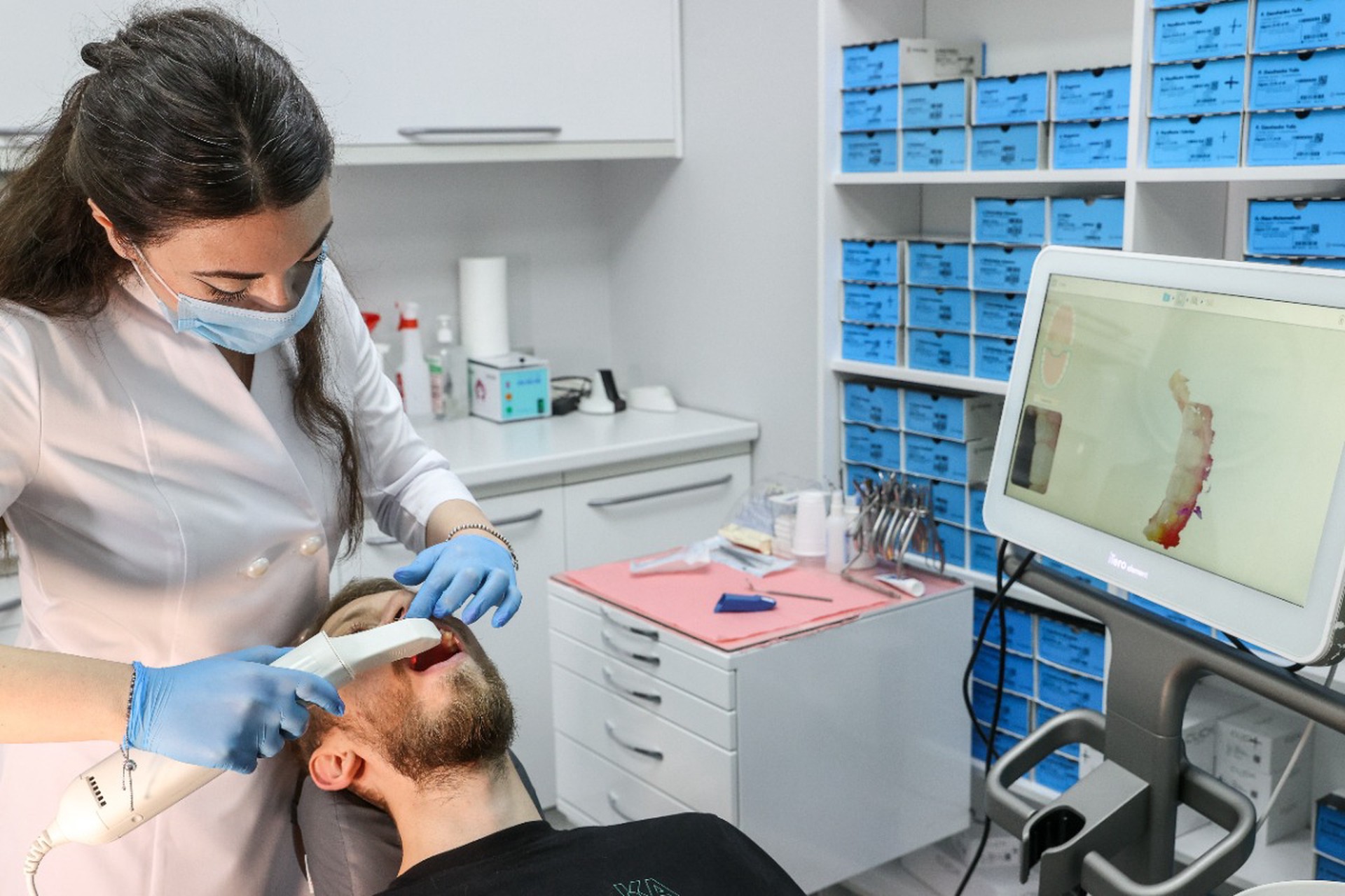 Стоматолог назвала популярный фрукт, «уничтожающий» десны