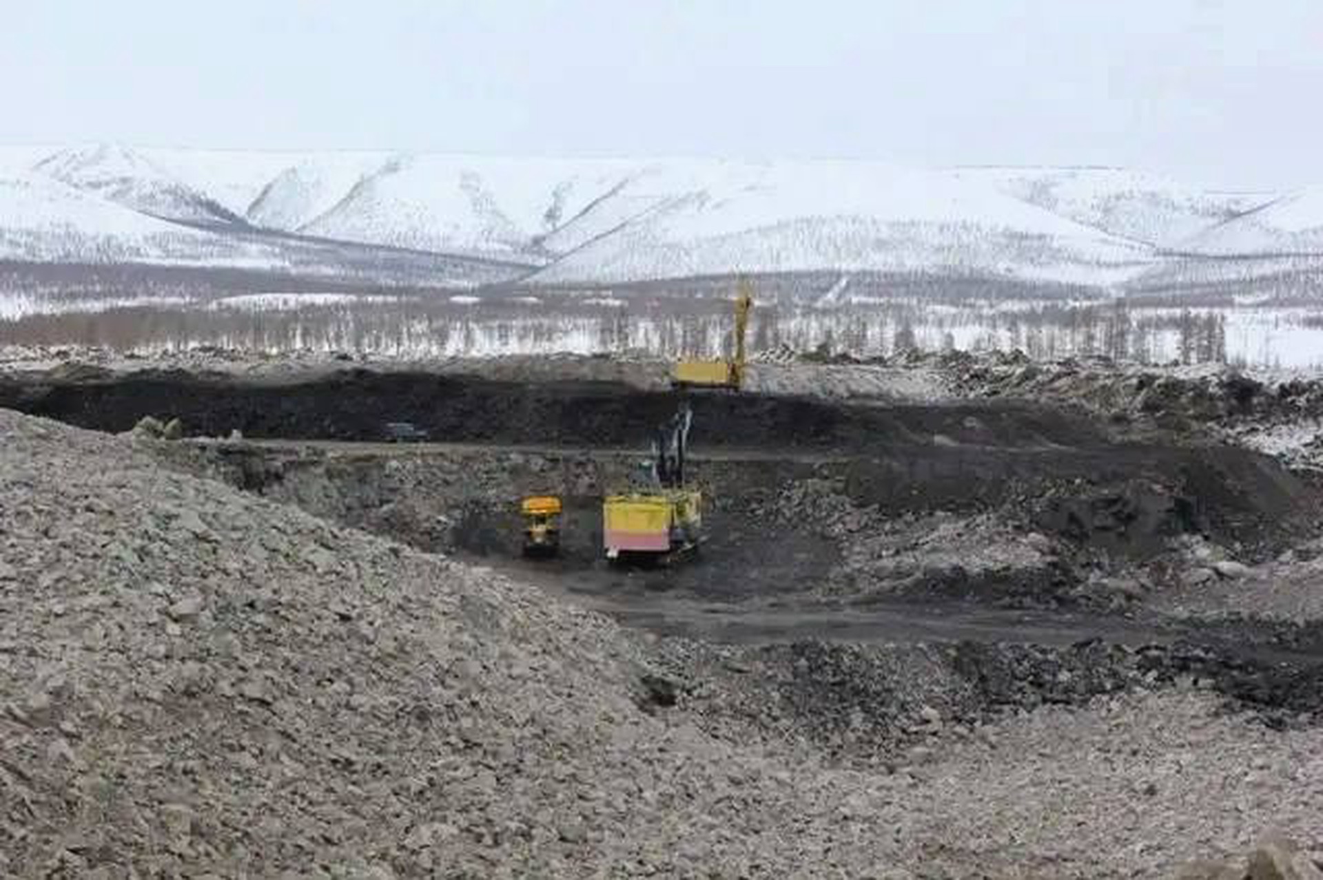 Горняки под завалами: обрушение угольной шахты произошло под Магаданом