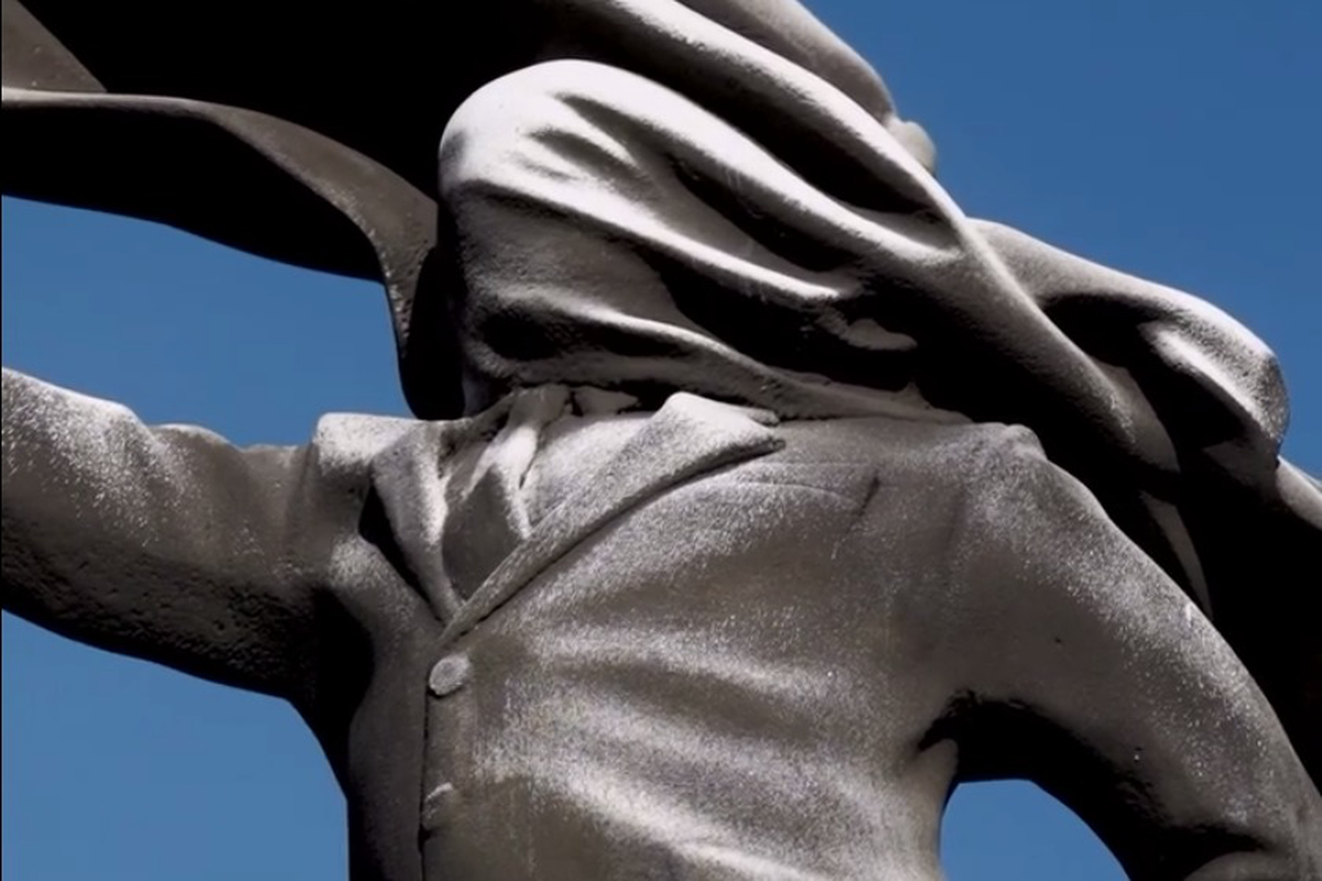 Новую загадочную статую в центре Лондона действительно создал Бэнкси
