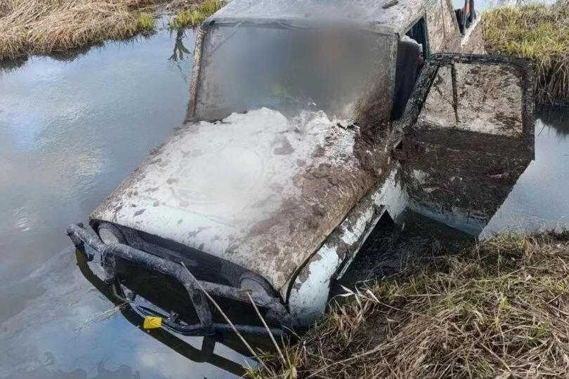В ручье в подмосковной деревне затонул автомобиль с тремя мужчинами