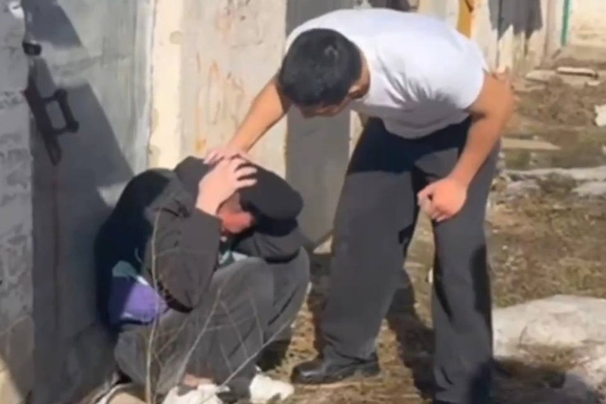Банда подростков избивает школьников и выкладывает издевательства в Сеть