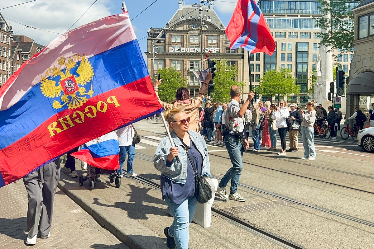 Украинцы запугивали участников шествия «Бессмертного полка» в Амстердаме