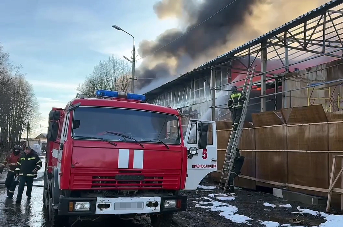 В Подмосковье тушат пожар на складе