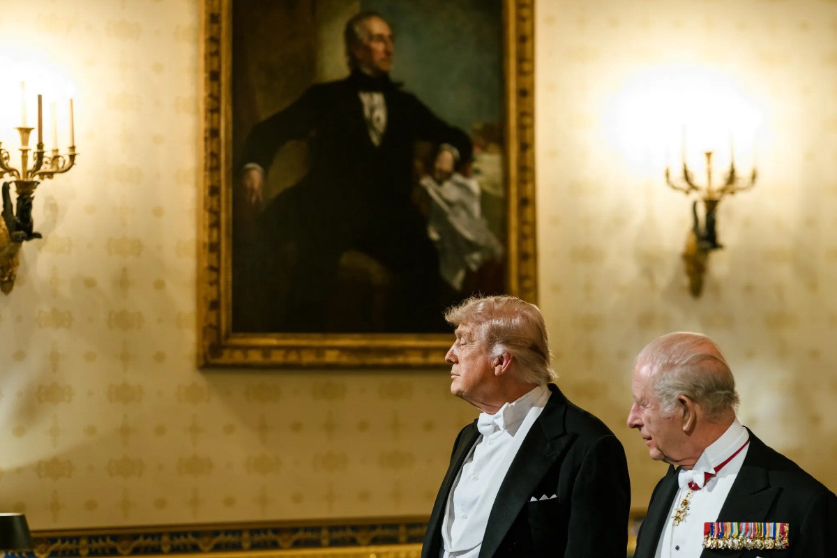 Захарову повеселил «лук» Карла III на встрече с Трампом