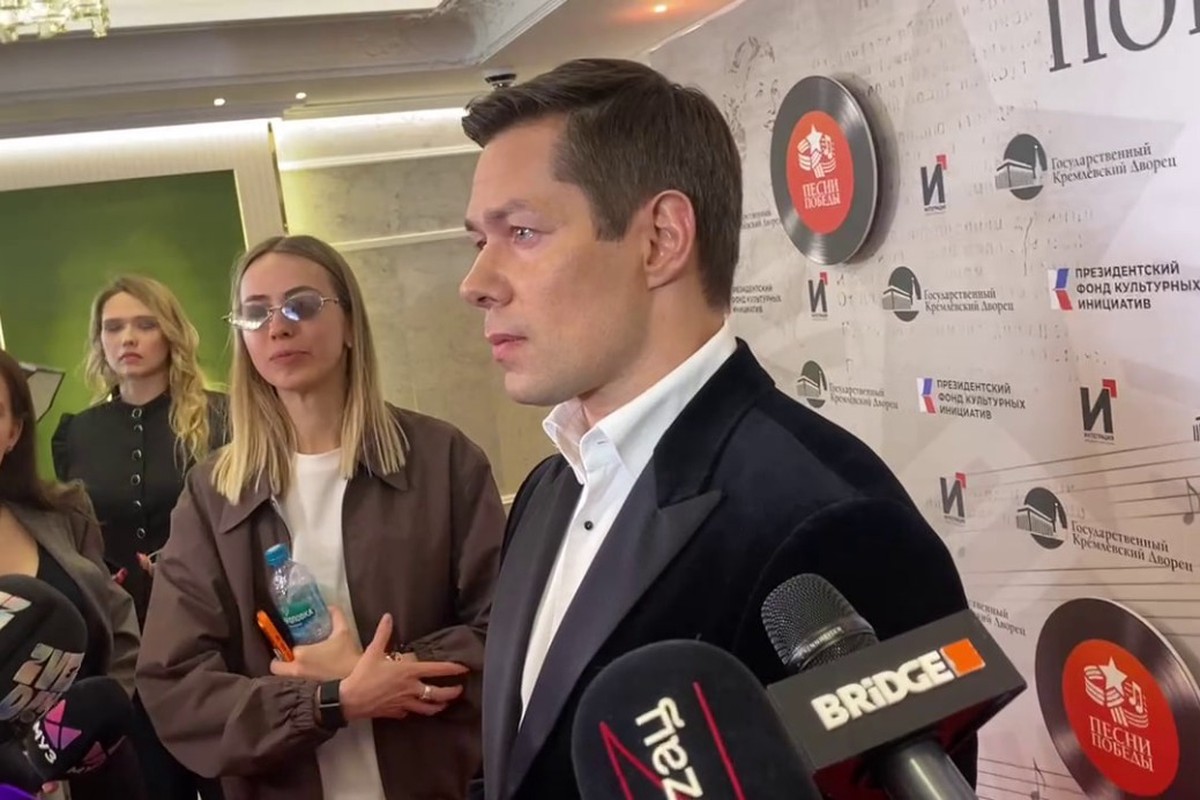 «Мурашки по телу»: Стас Пьеха назвал военную песню, которая трогает его до слез