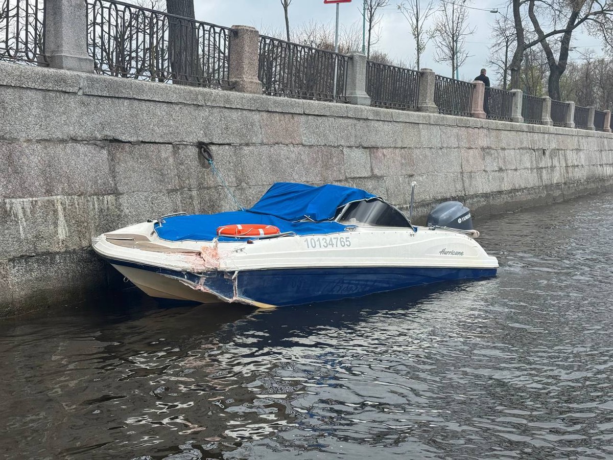 В Петербурге катер врезался в мост