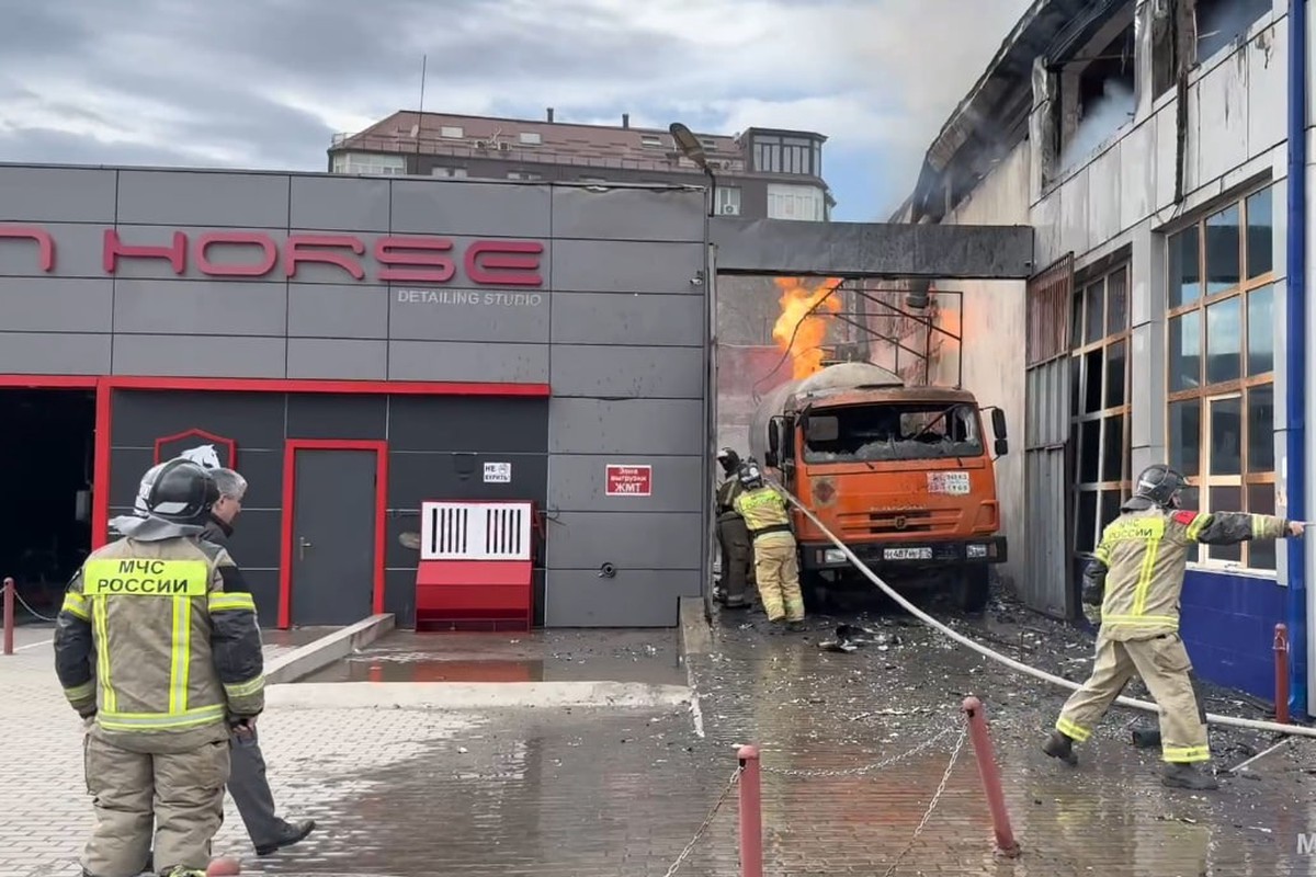 Пожарные тушат автозаправку в дагестанском Каспийске