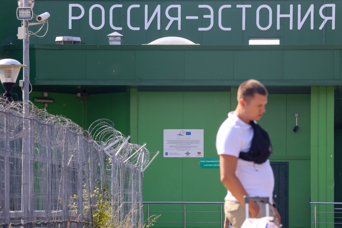 Толпы жителей Эстонии прорываются в Россию перед 9 Мая 