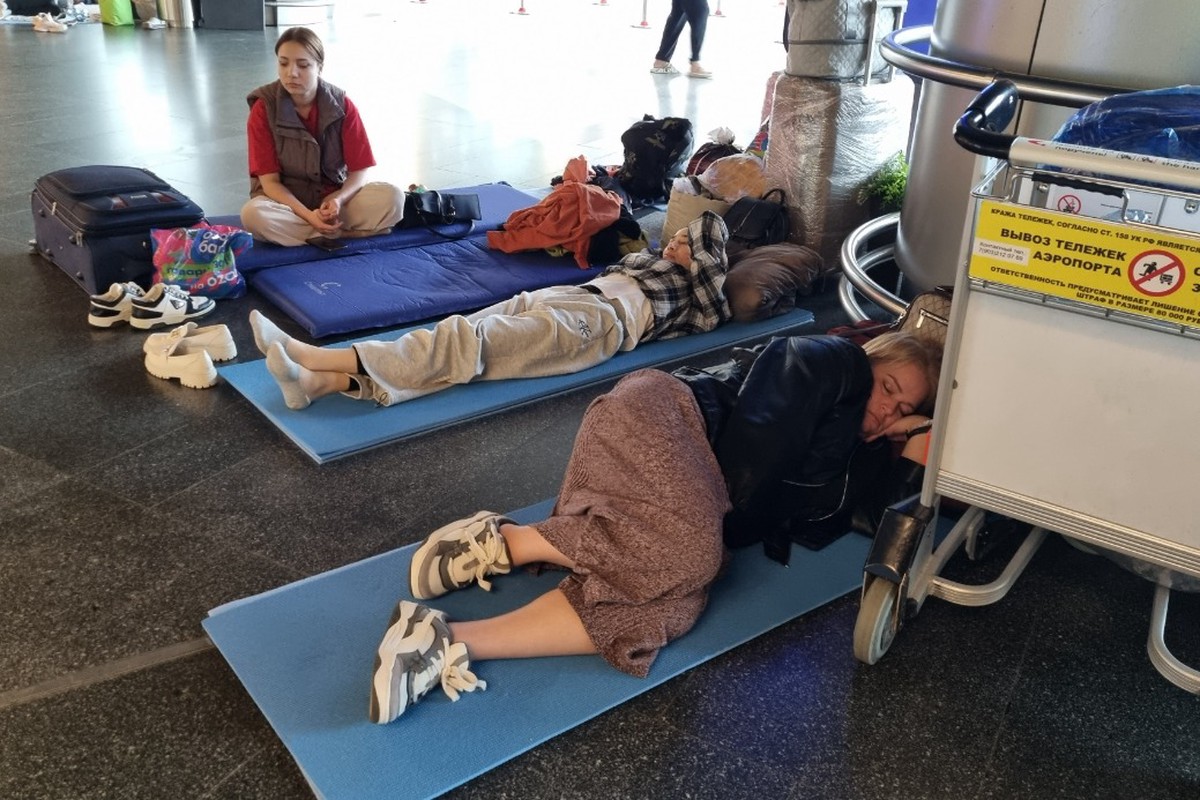 ВСУ парализовали небо над Россией: закрытие аэропортов, отмена рейсов и хоккеисты «в заложниках»