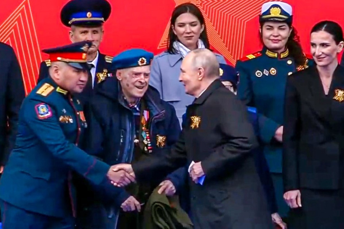 Путин поздоровался с ветеранами ВОВ на параде Победы в Москве