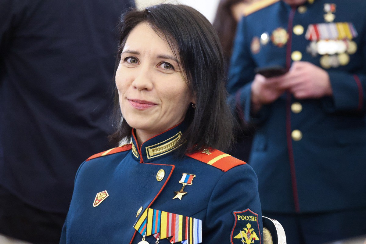 Рядом с Путиным на параде сидела первая женщина Герой России Болилая
