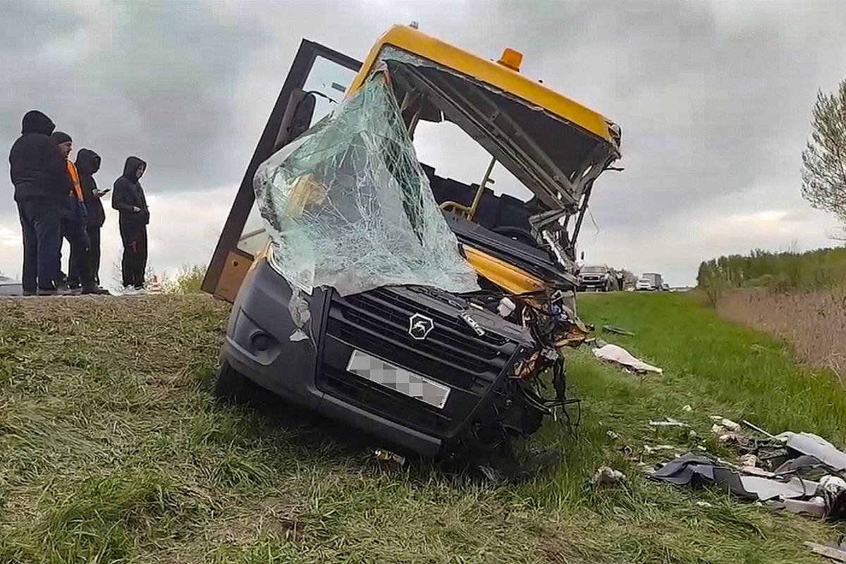 Автобус с детьми попал в жуткую аварию под Омском: раскуроченное авто, есть ли погибшие