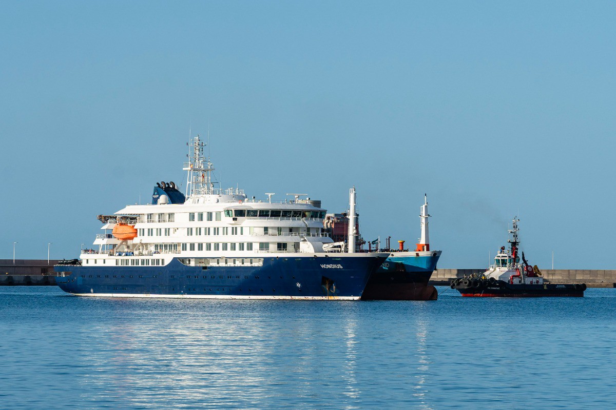 С зараженного лайнера MV Hondius вывезут еще десятки людей