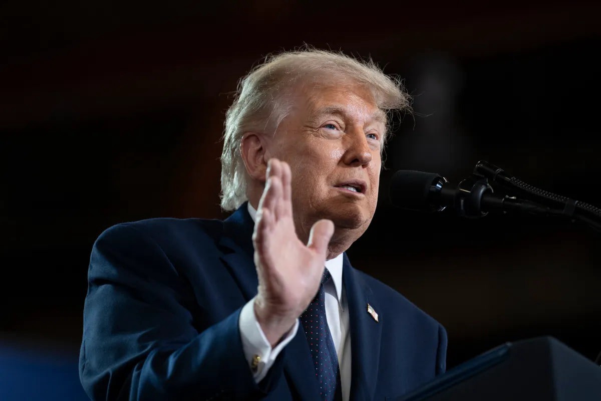 Трамп показал дизайн нового паспорта США с собой на обложке