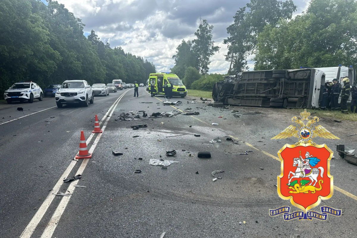 Легковушка выехала на встречку, протаранив автомобиль и автобус в Подмосковье