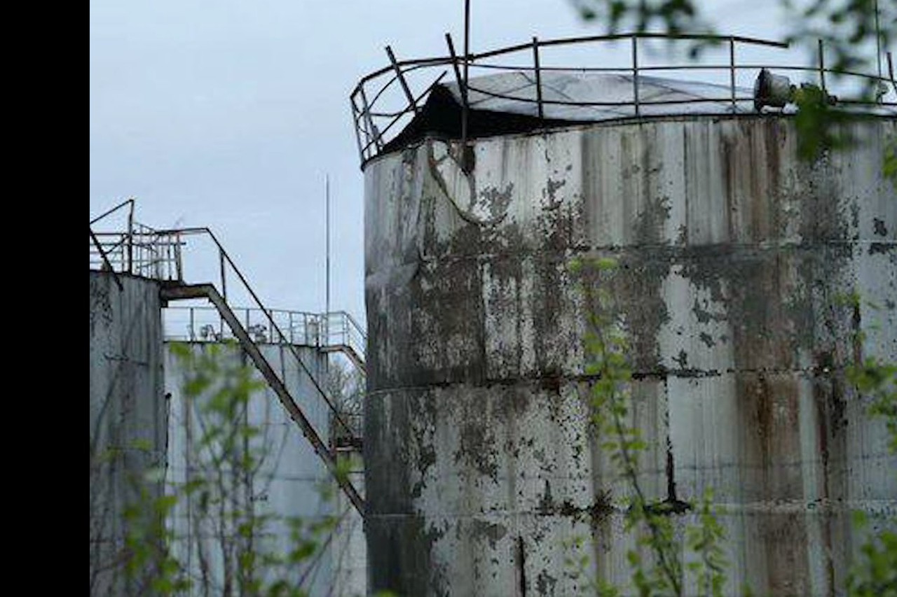 Зеленский нанес сокрушительный удар по Латвии: мощный пожар в поезде, атака на НПЗ, при чем тут «злые русские»