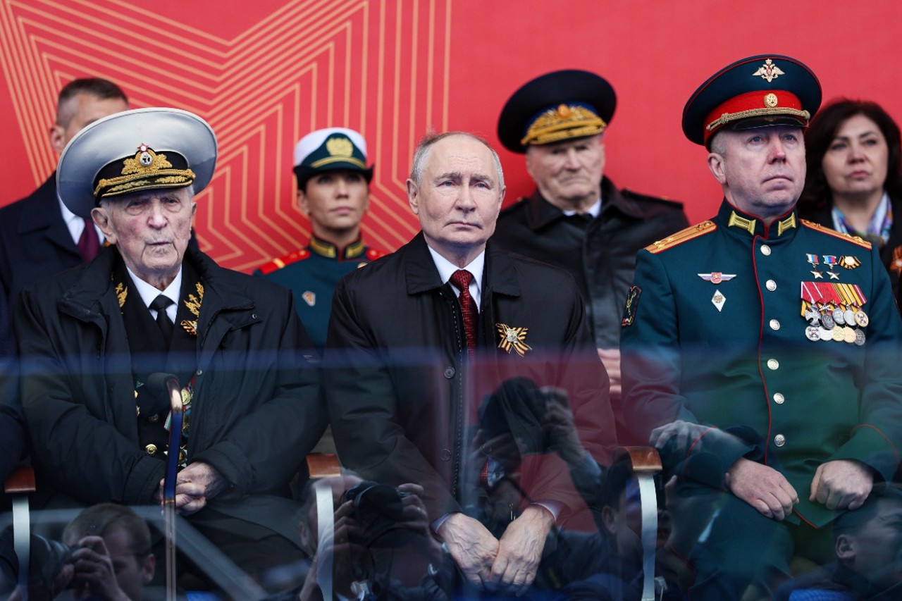 Поздравления из зоны СВО и таинственное письмо Путину: чем удивил парад Победы в 2026 году