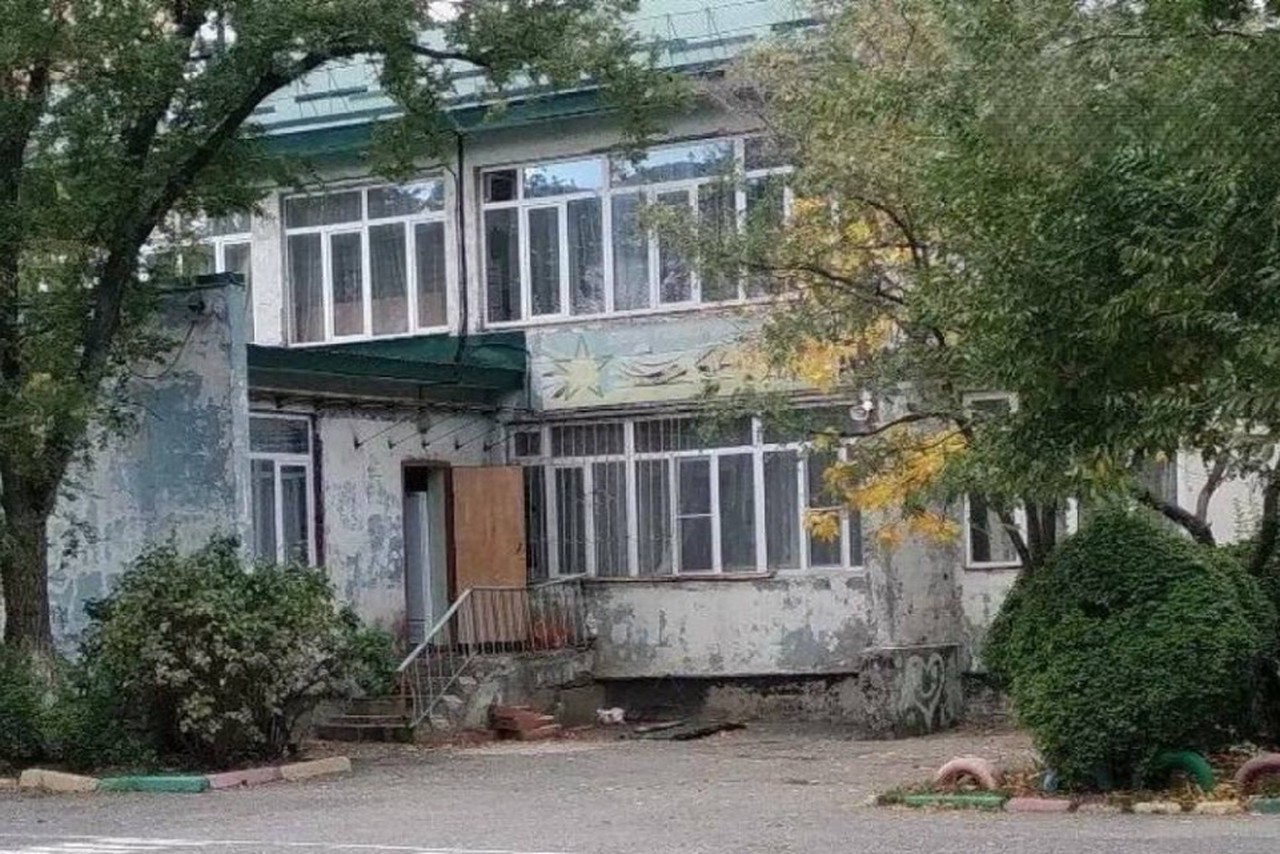 Оторвали палец и спрятали в колготках: что известно о жуткой ампутации в детсаду Махачкалы
