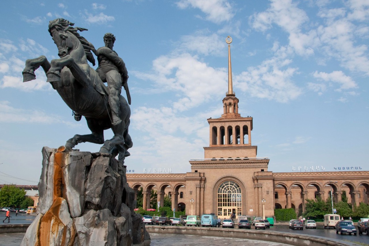 Взорвать ЕАЭС изнутри не получилось: Пашинян выставил армян дураками, абрикосы в подарок Брюсселю