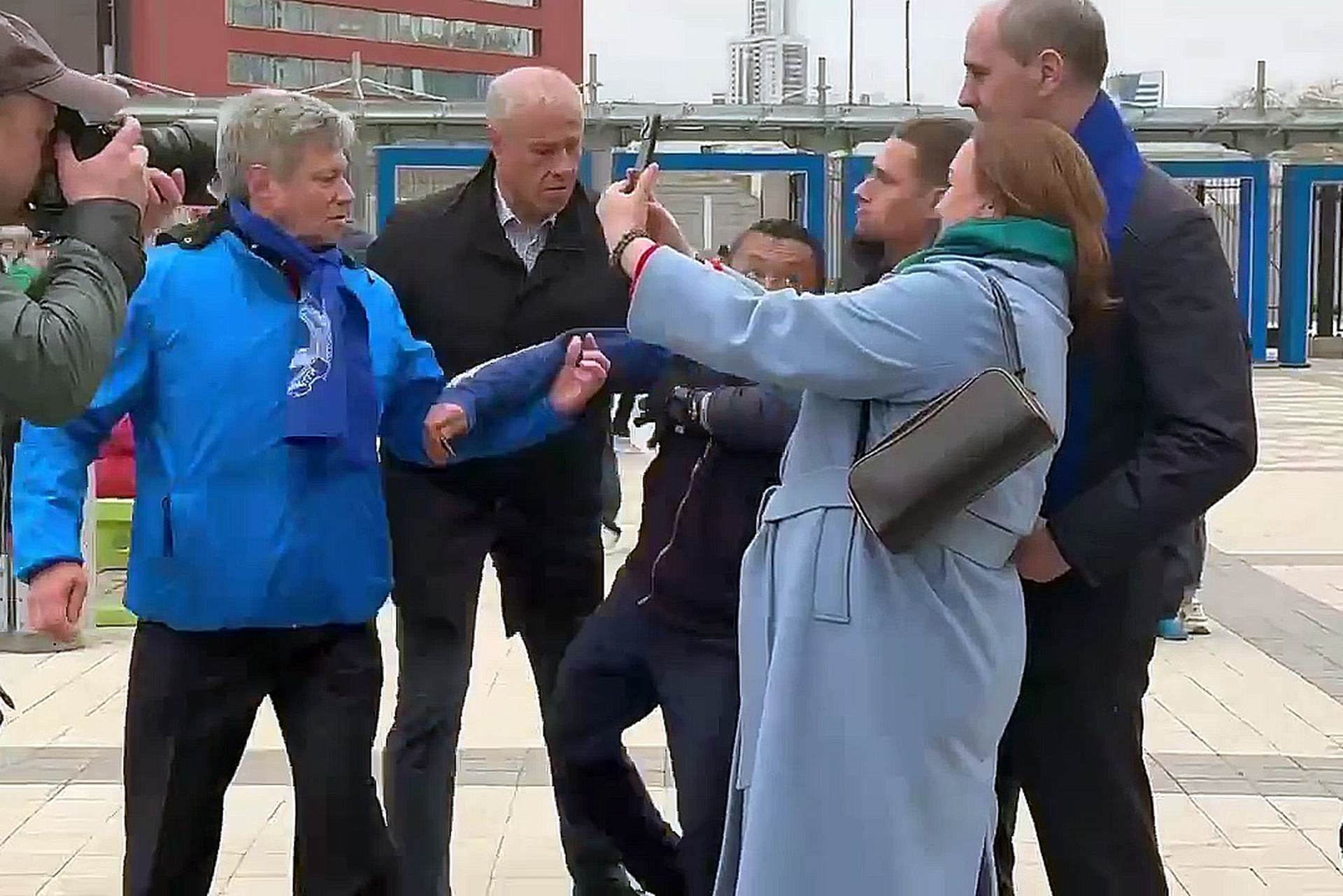 Житель Екатеринбурга со всех ног бежал к губернатору во время его фотосессии