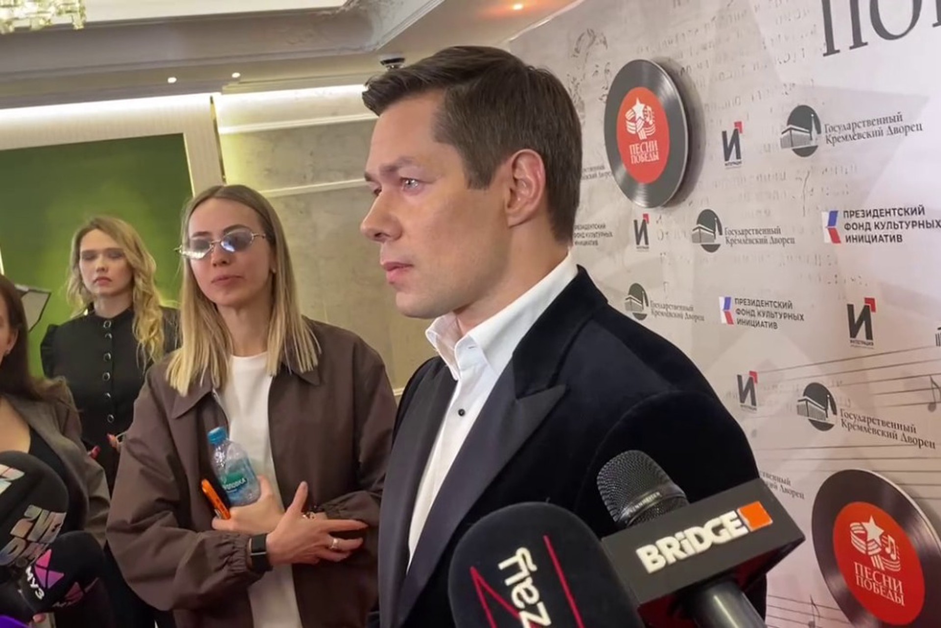 «Мурашки по телу»: Стас Пьеха назвал военную песню, которая трогает его до слез